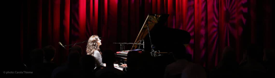 Christiane Dehmer, live, Pianistin, Sängerin, deutsche Musikerin, Flügel, Tasteninstrumente, Foto: Carola Thieme
