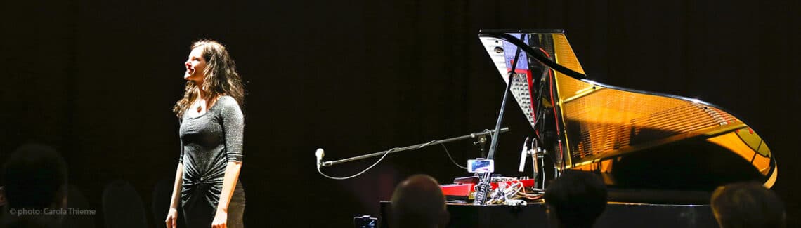 Christiane Dehmer, live, Pianistin, Sängerin, deutsche Musikerin, Flügel, Tasteninstrumente, Foto: Carola Thieme
